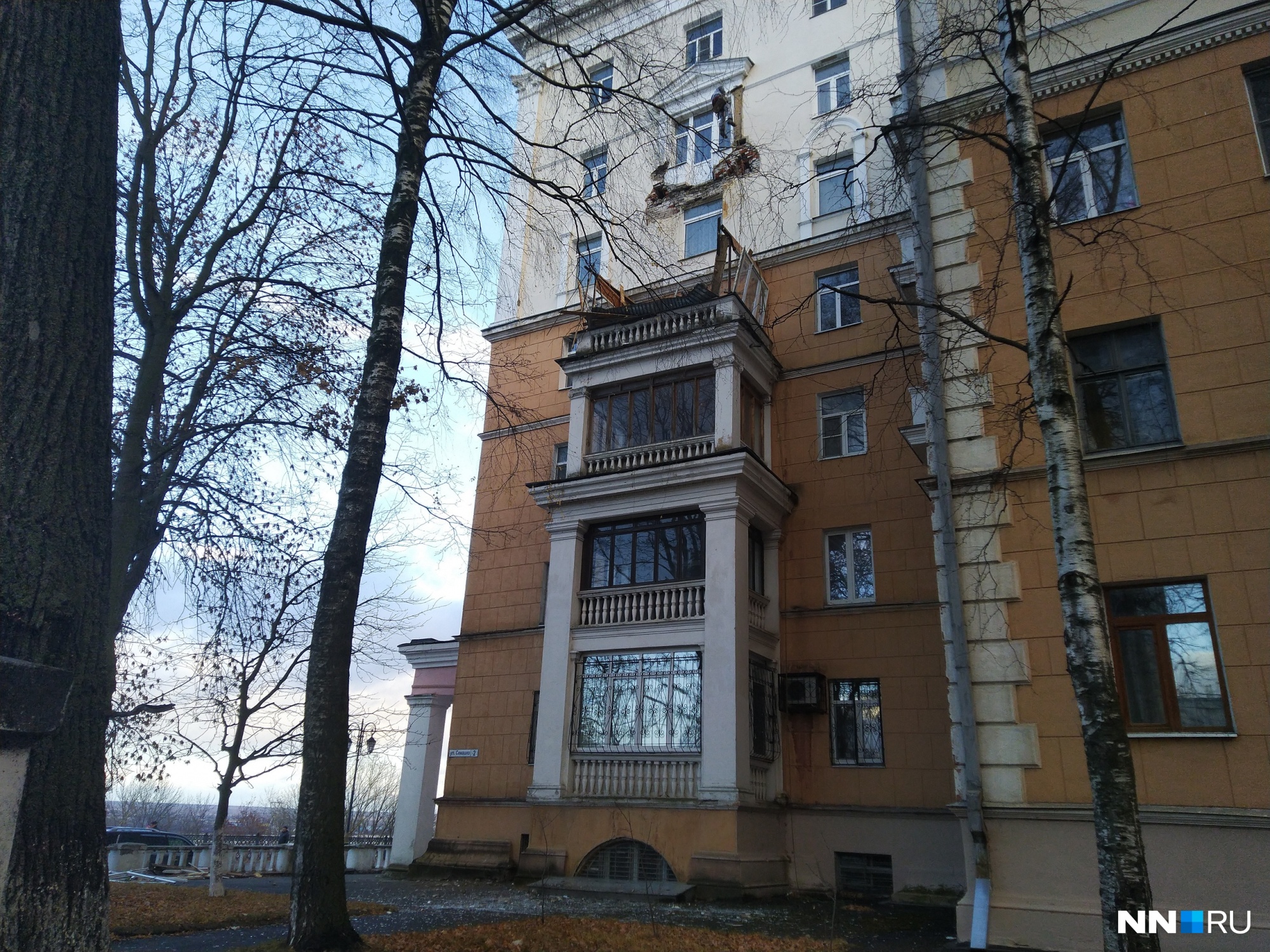 На улице Семашко обрушился балкон жилого дома