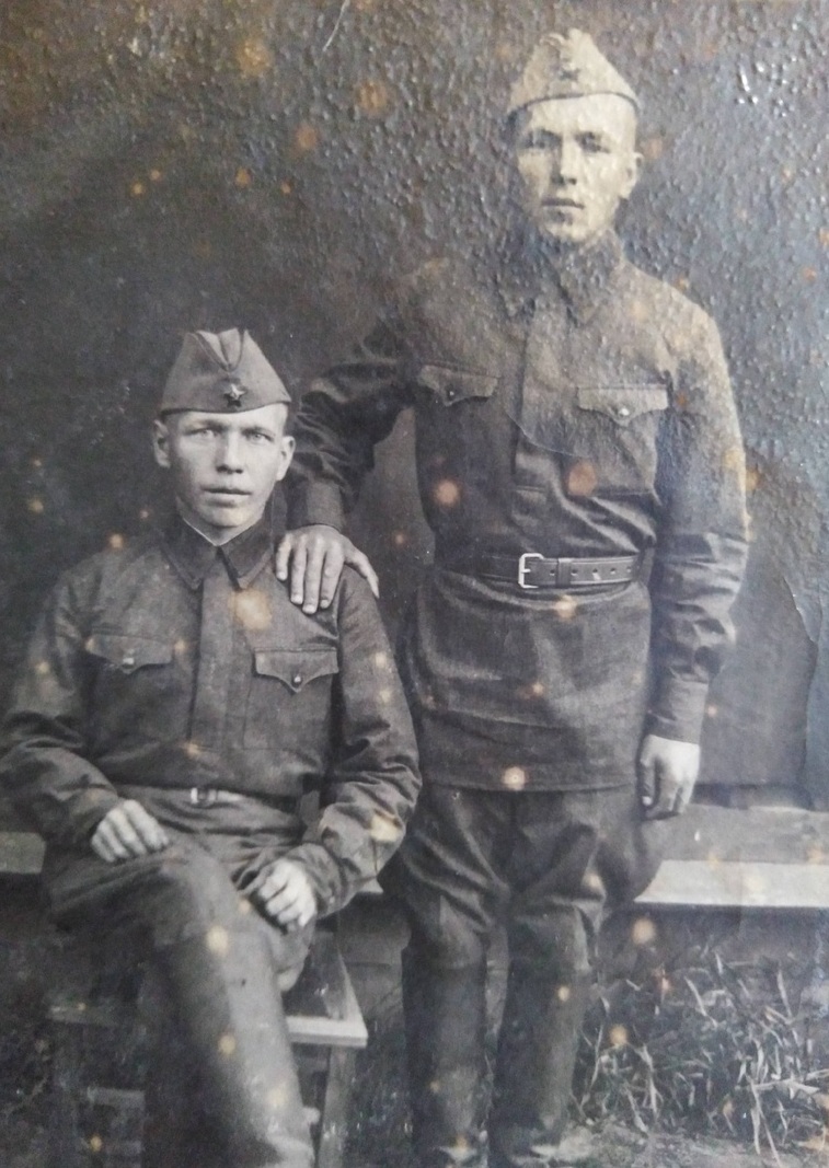 Еще одно фото из семейного альбома. Иван Ермолаев (стоит справа) с боевым товарищем