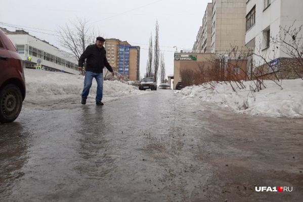 По словам горожан, до «катка» на тротуарах властям нет никакого дела По словам горожан, до «катка» на тротуарах властям нет никакого дела