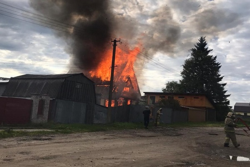 Лежачую пенсионерку спасли из горящего дома в Няндоме
