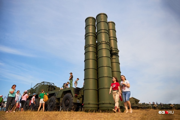 С-300 «Фаворит» — зенитно-ракетный комплекс большого радиуса действия, предназначенный для противовоздушной и противоракетной обороны военных и гражданских объектов С-300 «Фаворит» — зенитно-ракетный комплекс большого радиуса действия, предназначенный для противовоздушной и противоракетной обороны военных и гражданских объектов