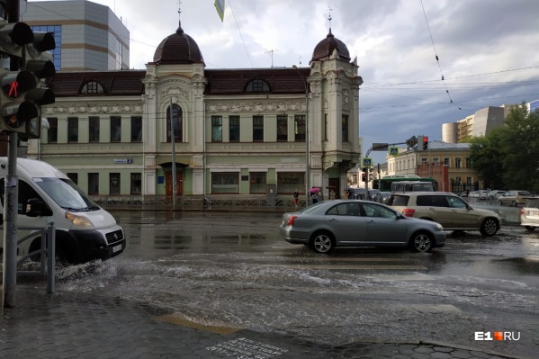 На перекрестке 8 Марта и Радищева постоянно возникают большие лужи На перекрестке 8 Марта и Радищева постоянно возникают большие лужи