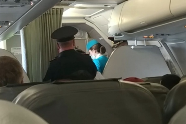 Мужчина был пьян, и экипаж решил высадить его Мужчина был пьян, и экипаж решил высадить его