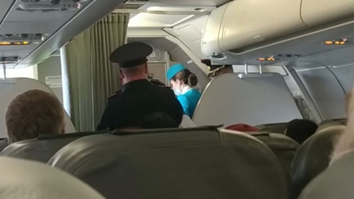 Не пустили в Москву: в Кольцово полицейские сняли с рейса пассажира