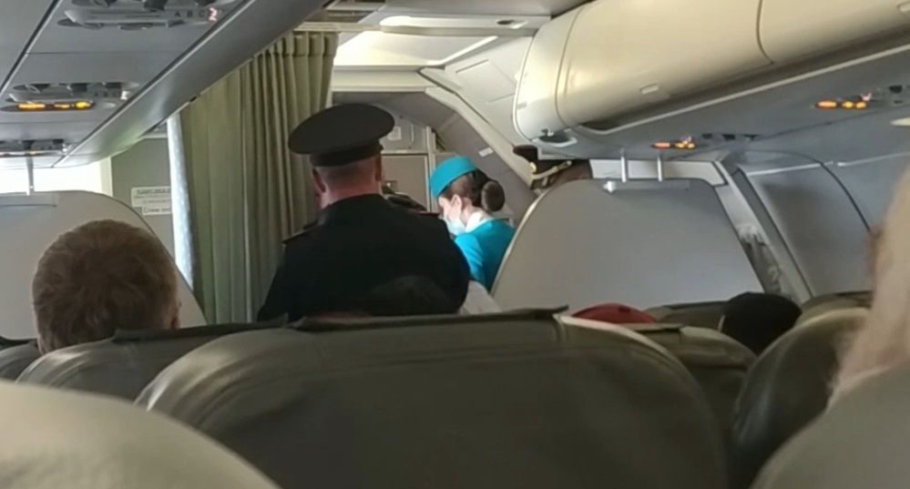 Не пустили в Москву: в Кольцово полицейские сняли с рейса пассажира