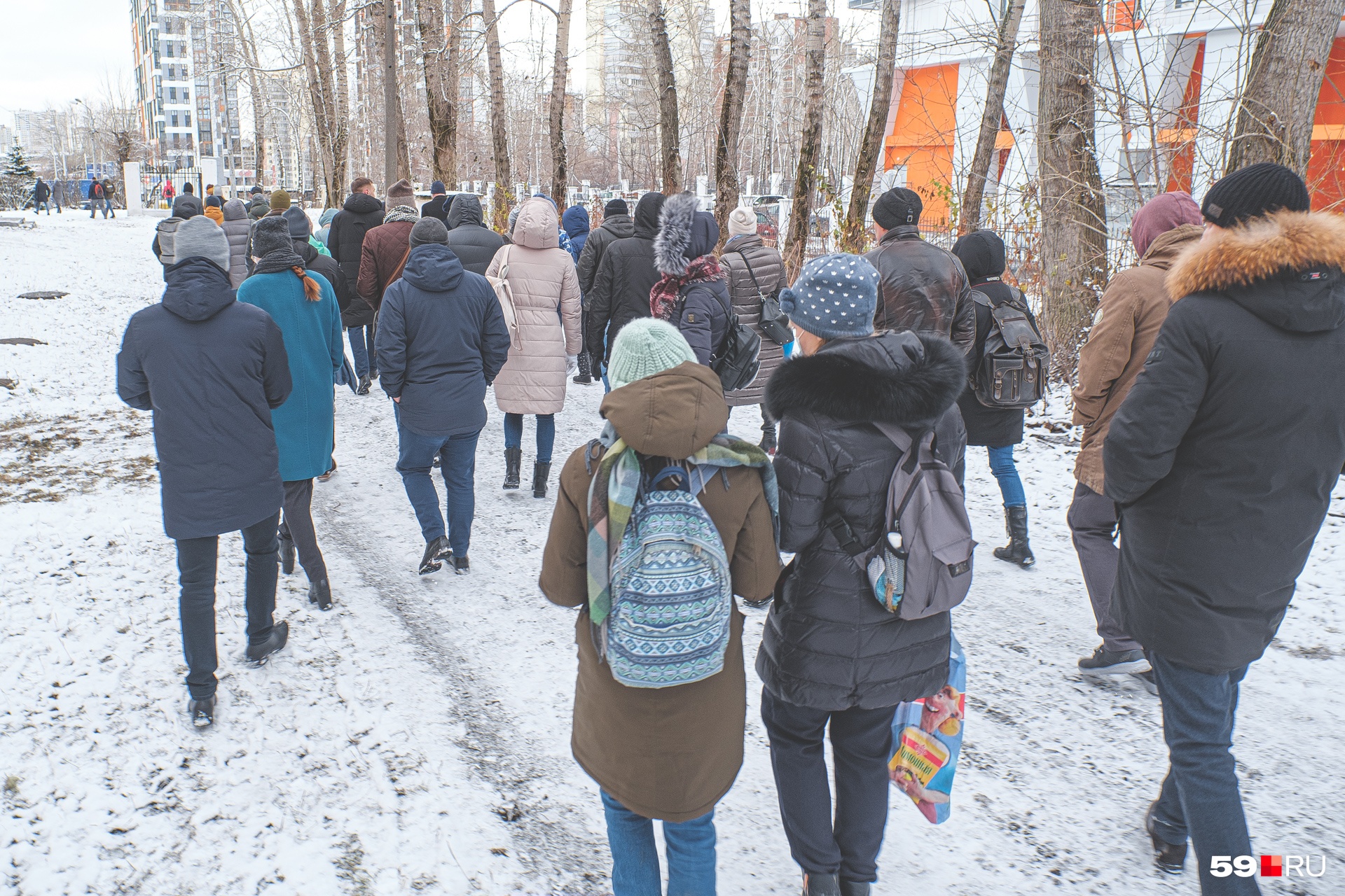 Все проследовали за здание ДКЖ Все проследовали за здание ДКЖ