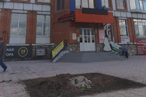 На месте установки памятника Колчаку остался лишь строительный мусор На месте установки памятника Колчаку остался лишь строительный мусор
