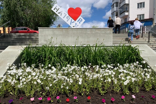 В ЦПКиО в Кургане готовятся менять облик клумбы со стороны центрального входа В ЦПКиО в Кургане готовятся менять облик клумбы со стороны центрального входа 
