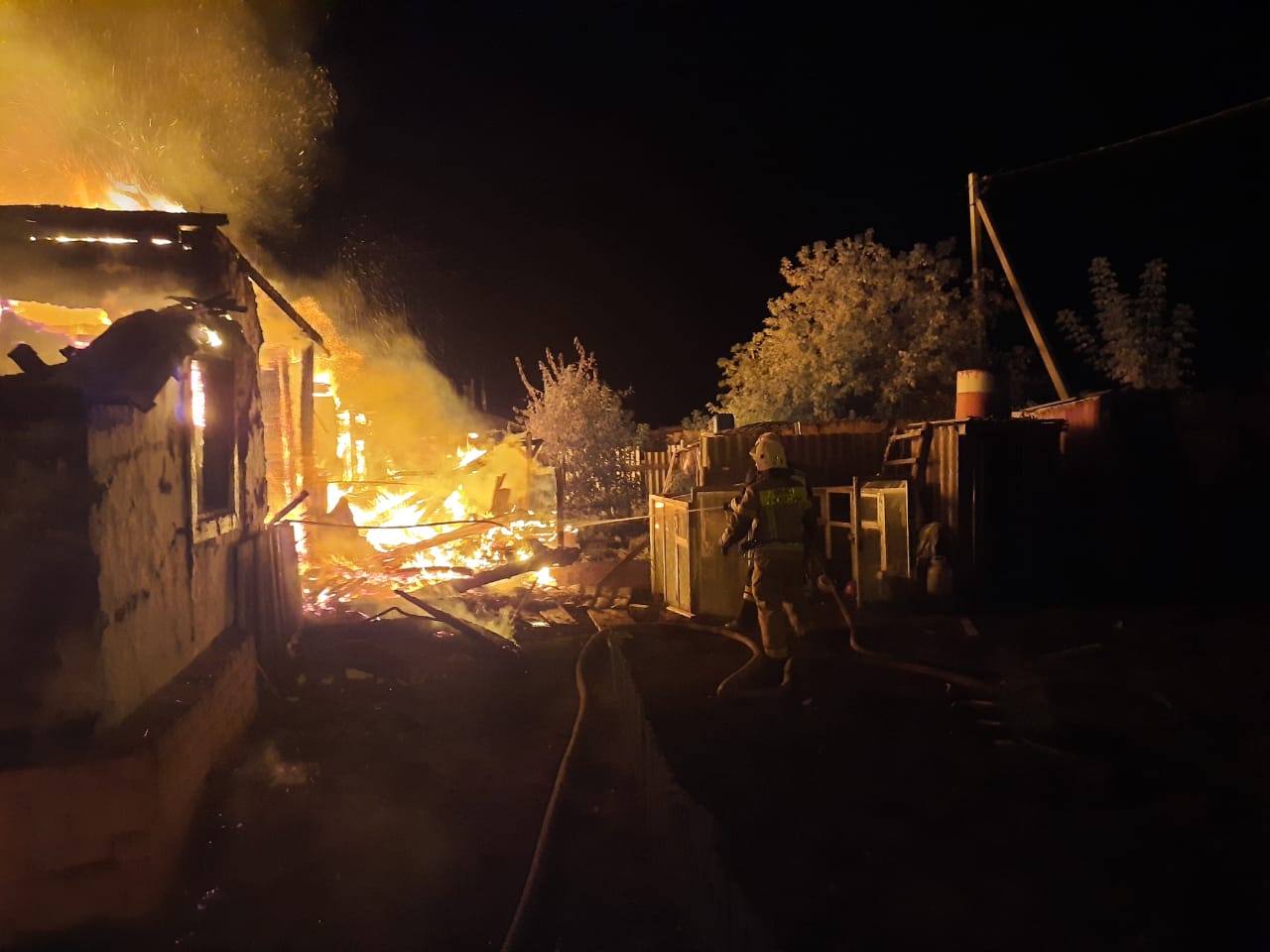 Новости часа волгограда. Пожар в Михайловке Волгоградской. Пожар в Михайловке Волгоградской области вчера. Горел дом в 2020г Котельнич. Пожар в Михайловки Волгоград.