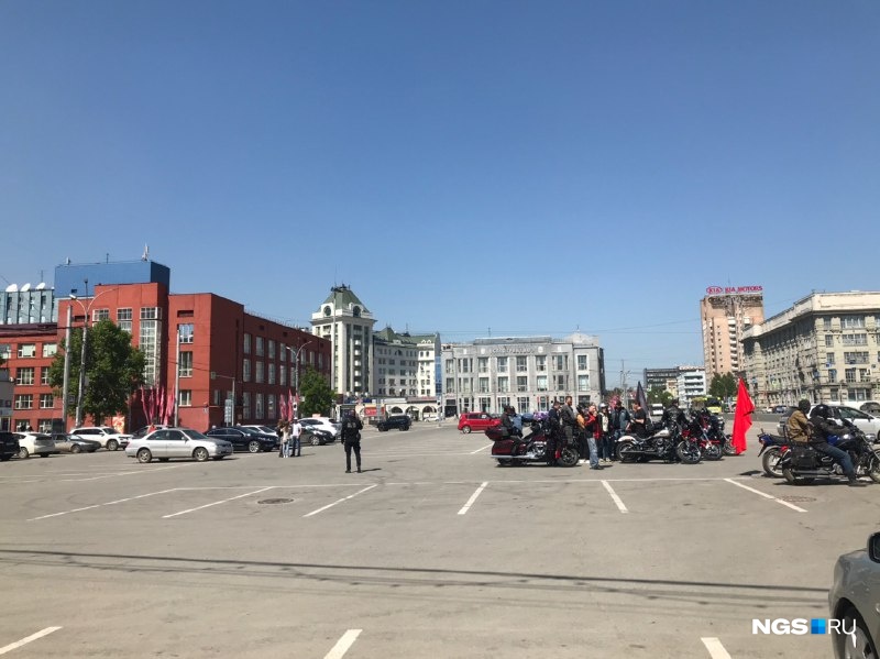 Празднующие оставили место для байкеров Празднующие оставили место для байкеров