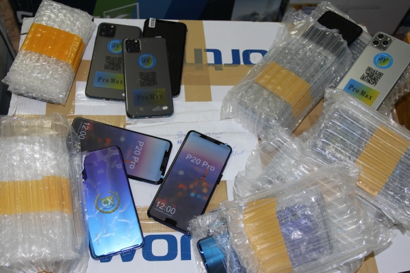 В коробках было почти 2000 смартфонов В коробках было почти 2000 смартфонов