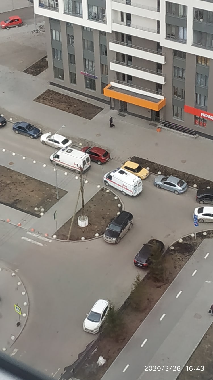 На место приехали две машины медиков На место приехали две машины медиков