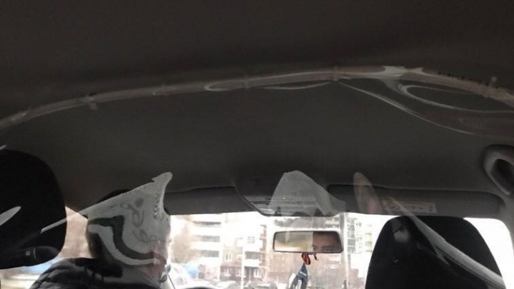 Как таксисты Екатеринбурга «колхозят» антиковидные пленки в машинах: подборка фото