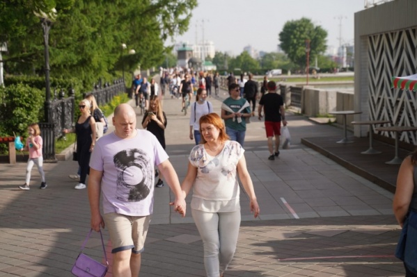 В выходные екатеринбуржцы гуляли по улицам без масок В выходные екатеринбуржцы гуляли по улицам без масок