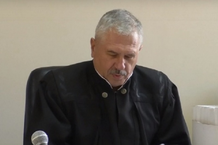 Андрей Курапин выписал постановление Юрию Чайке Андрей Курапин выписал постановление Юрию Чайке