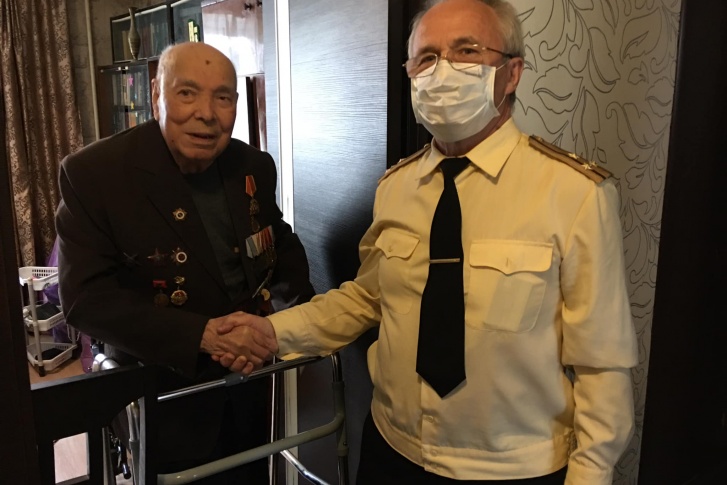 Ярославский депутат Александр Воробьев не смог удержаться от рукопожатия.<br>— Перед тем как пожать руку ветерану, я её обработал спиртовым антисептиком. Специалисты считают, что так надежнее, чем в перчатках, — сказал Александр Воробьев. — Вторую руку тоже обработал<br> Ярославский депутат Александр Воробьев не смог удержаться от рукопожатия.<br>— Перед тем как пожать руку ветерану, я её обработал спиртовым антисептиком. Специалисты считают, что так надежнее, чем в перчатках, — сказал Александр Воробьев. — Вторую руку тоже обработал<br>