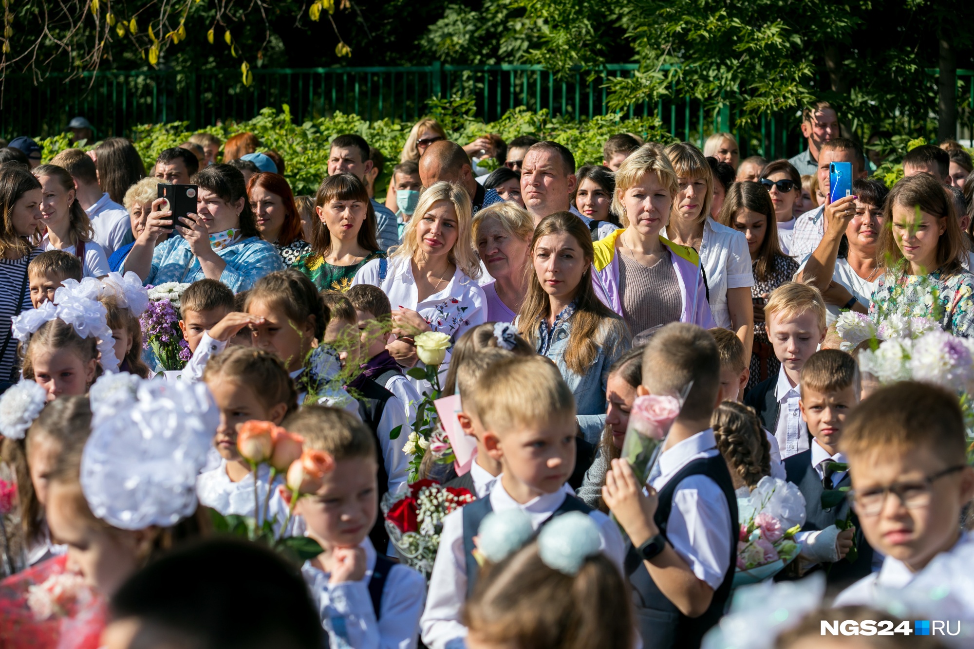 На праздник пришли сотни родителей первоклашек На праздник пришли сотни родителей первоклашек