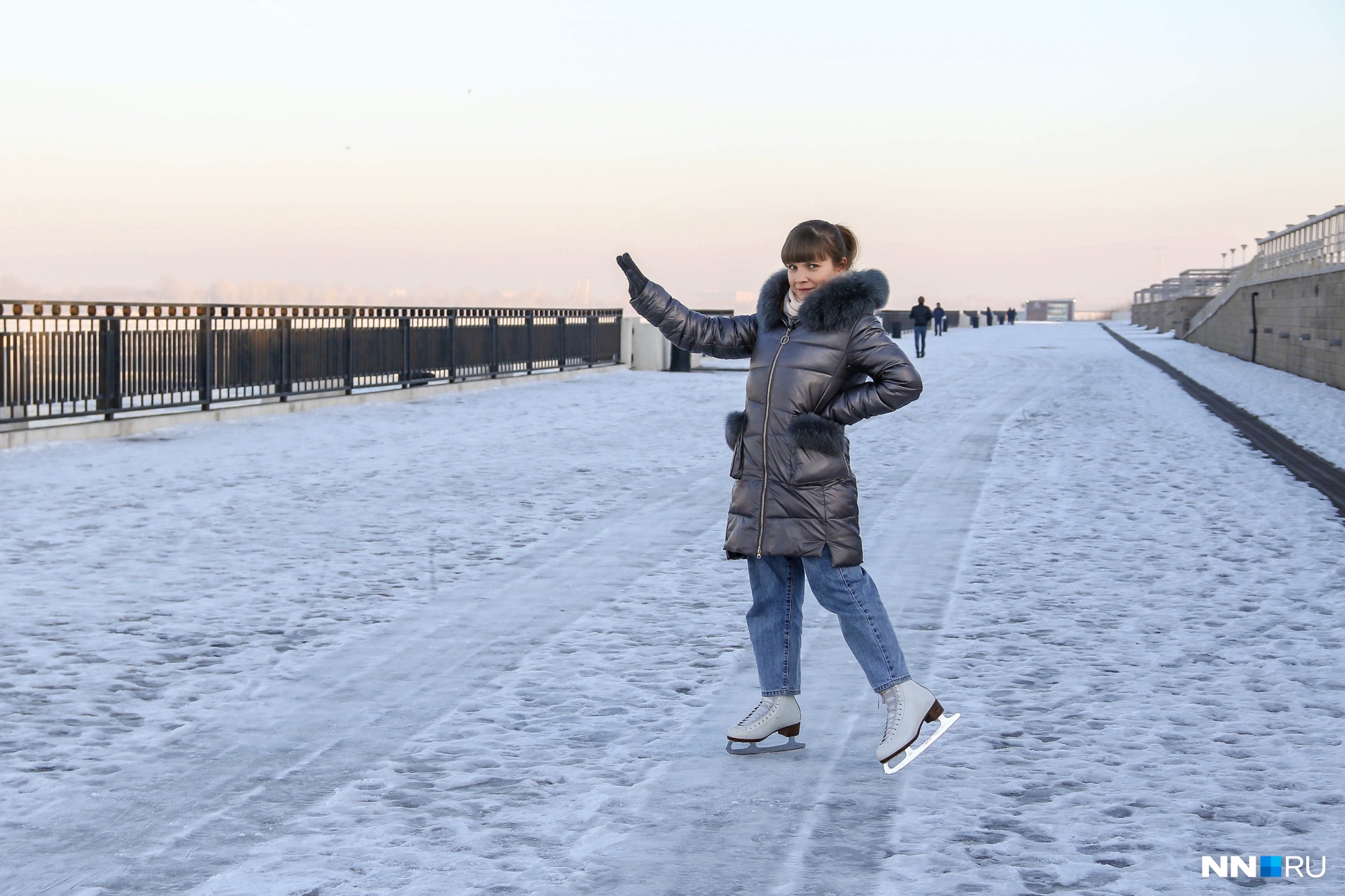 Нижне-Волжская набережная настолько скользкая, что по ней можно ездить на коньках. Тестируем лед