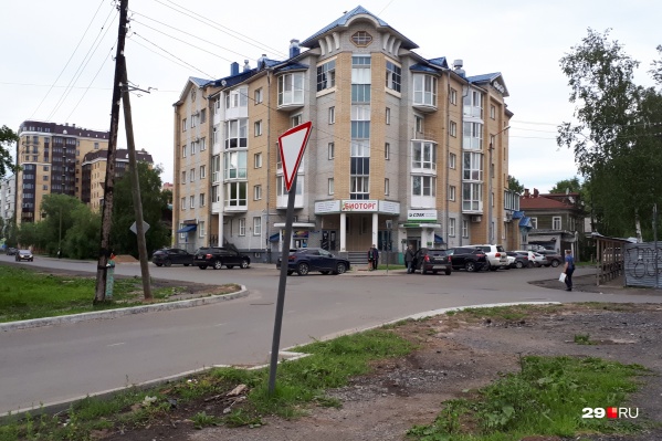 Например, на перекрестке Новгородского и улицы Свободы нет пешеходного перехода — после ремонта он исчез, горожане просили его вернуть Например, на перекрестке Новгородского и улицы Свободы нет пешеходного перехода — после ремонта он исчез, горожане просили его вернуть