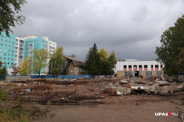 Строительство высоток еще не началось, пока только снесли старые постройки Строительство высоток еще не началось, пока только снесли старые постройки 
