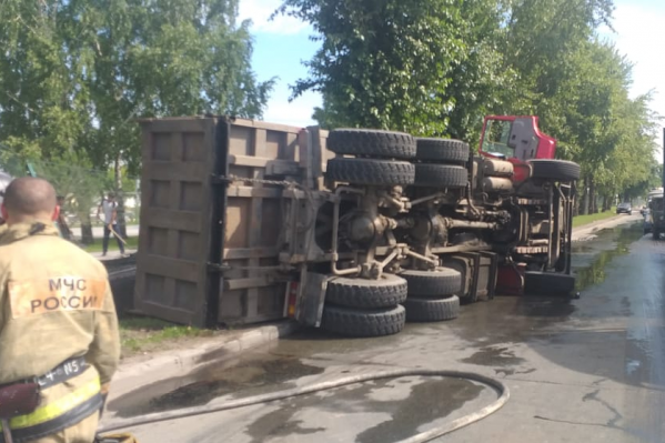 На место выезжали скорая помощь и экипаж МЧС На место выезжали скорая помощь и экипаж МЧС