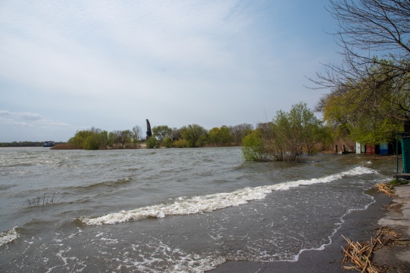 Вода вышла из берегов и грозит подтопить жилые территории Вода вышла из берегов и грозит подтопить жилые территории