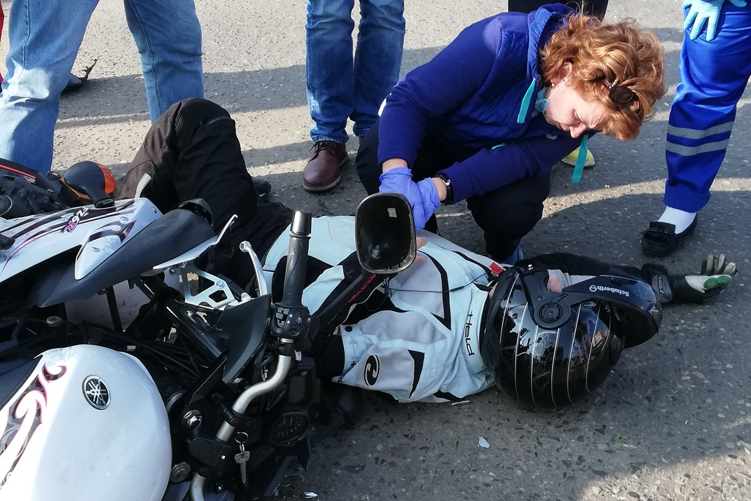 «Ему было очень больно»: в Ярославле в ДТП пострадал мотоциклист