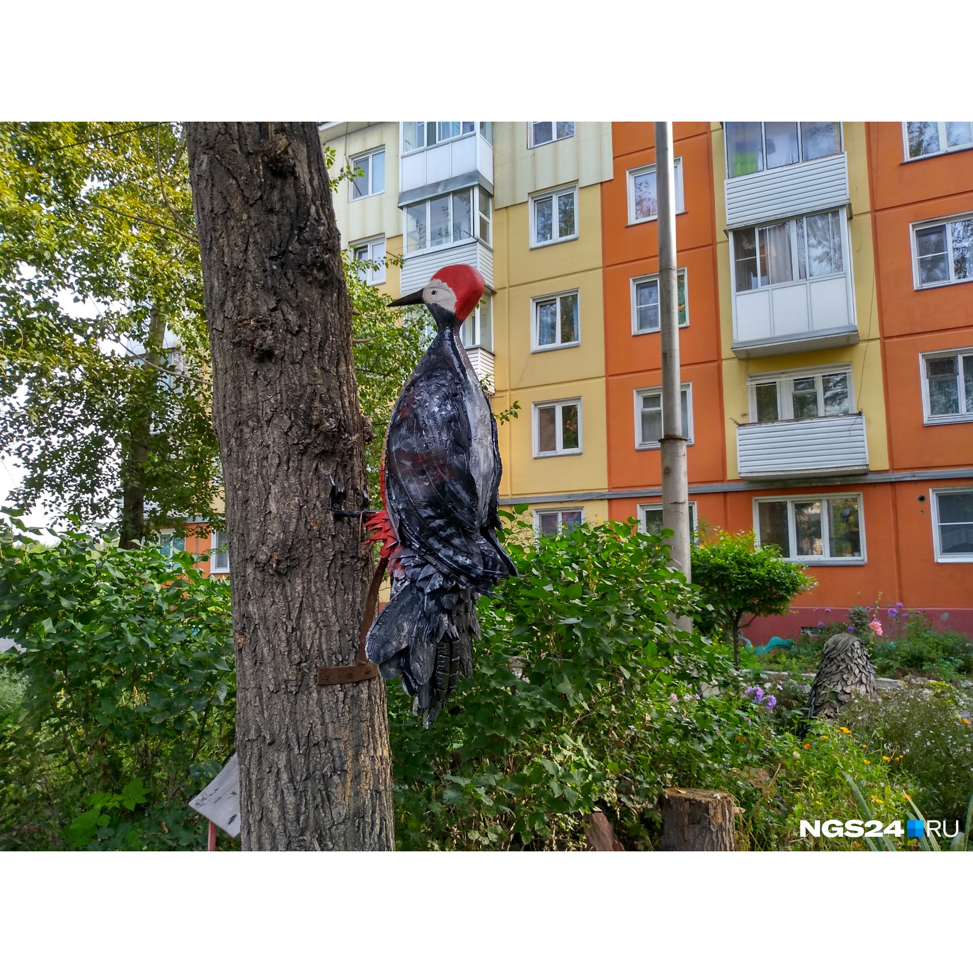 Многие фигуры вписаны в среду. Например, этот дятел из покрышек сидит на стволе дерева Многие фигуры вписаны в среду. Например, этот дятел из покрышек сидит на стволе дерева