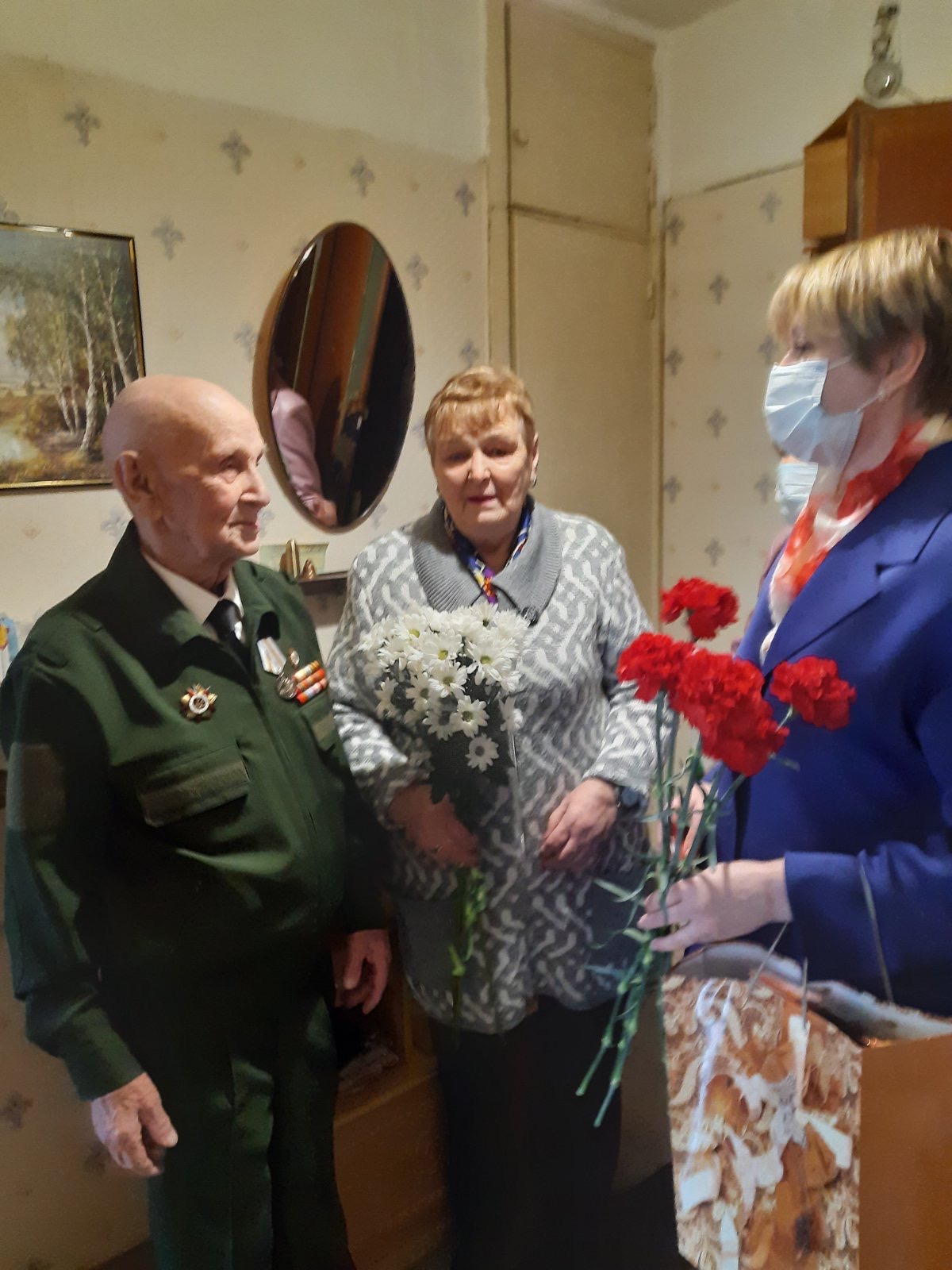 Депутату областной думы Елене Кузнецовой для поздравлений перчатки не нужны Депутату областной думы Елене Кузнецовой для поздравлений перчатки не нужны
