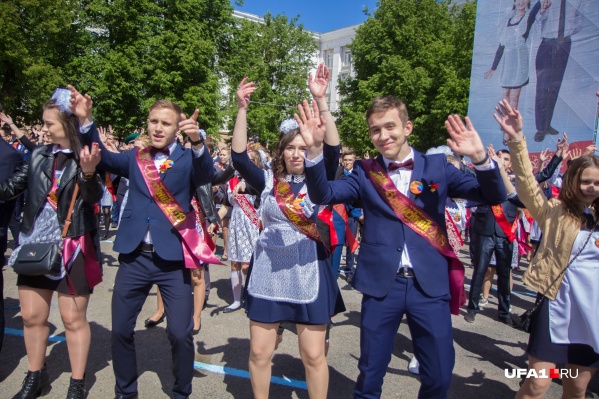 Выпускники требовали провести мероприятие в обычном режиме Выпускники требовали провести мероприятие в обычном режиме 