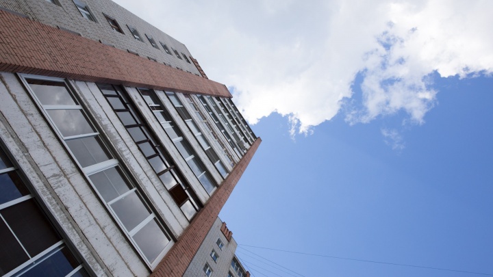 В Ярославле из окна 12-го этажа выпала женщина