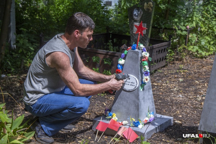 Вся семья Кузнецовых добровольно ухаживают за местами погребения ветеранов