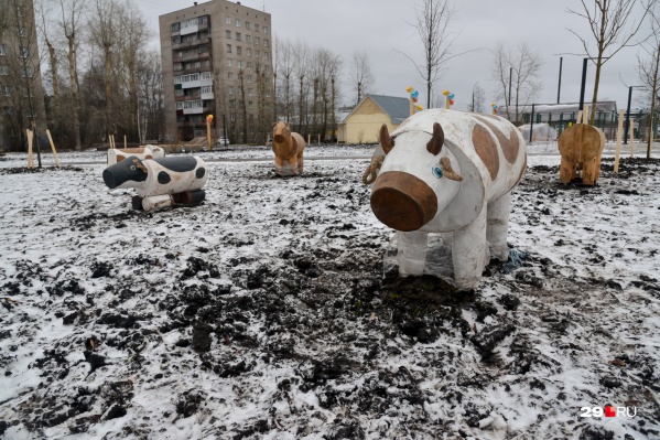 Один из элементов парка — деревянные фигурки животных. Только вот вокруг них, пока не подморозило, можно увязнуть в грязи Один из элементов парка — деревянные фигурки животных. Только вот вокруг них, пока не подморозило, можно увязнуть в грязи
