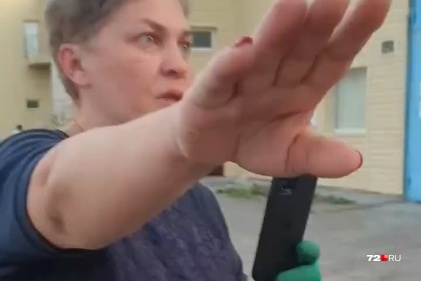 Женщина не представилась, ее спутники напали на журналиста 72.RU Женщина не представилась, ее спутники напали на журналиста 72.RU