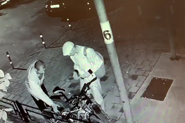 Двое мужчин прямо под камерами просто срезали замки и уехали на велосипедах