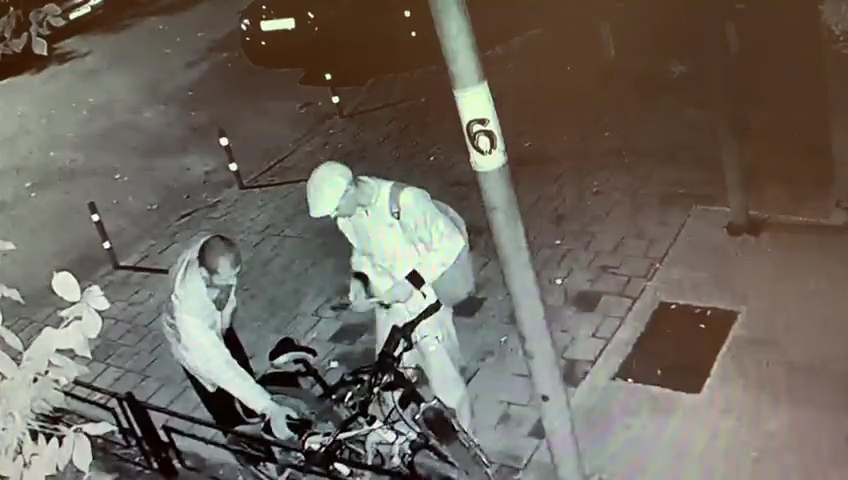 В Екатеринбурге кража двух велосипедов у многодетной семьи попала на видео