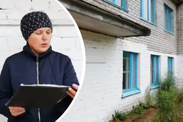 Раиса Башкова на фоне школы, которую закрыли в 2019 году. Женщина и ее односельчане хотят, чтобы здесь организовали образовательный центр, где будут заниматься младшеклассники и дошкольники Раиса Башкова на фоне школы, которую закрыли в 2019 году. Женщина и ее односельчане хотят, чтобы здесь организовали образовательный центр, где будут заниматься младшеклассники и дошкольники