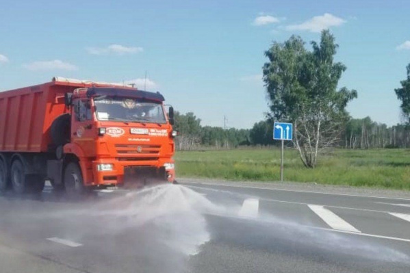 Трассы будут поливать водой из-за жары Трассы будут поливать водой из-за жары