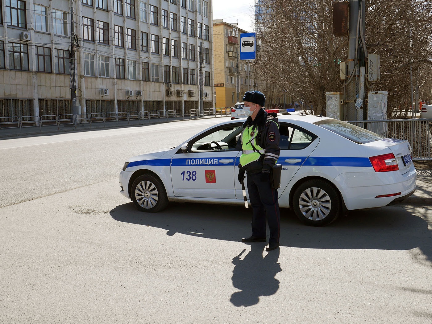 Останавливают пешеходов и автомобилистов Останавливают пешеходов и автомобилистов