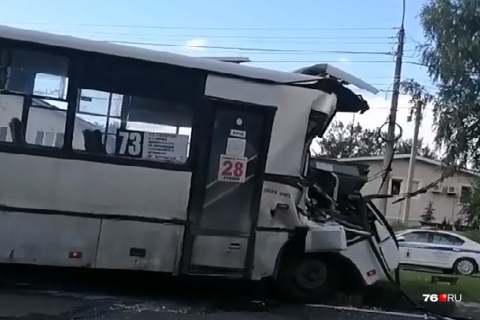 ДТП произошло на проспекте Авиаторов в Заволжском районе ДТП произошло на проспекте Авиаторов в Заволжском районе