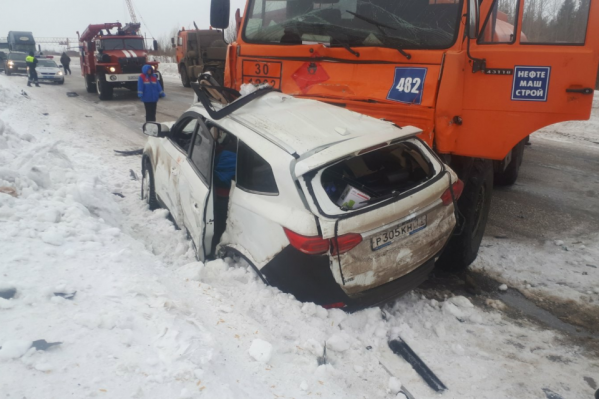 Легковушку буквально смяло под грузовиком Легковушку буквально смяло под грузовиком