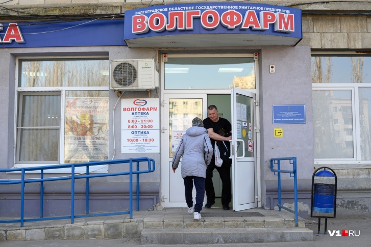 На предприятии трудится более 1200 человек На предприятии трудится более 1200 человек