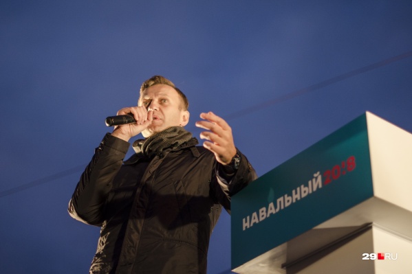 Как выяснили журналисты, сотрудники ФСБ прилетели в Архангельск вместе с Навальным Как выяснили журналисты, сотрудники ФСБ прилетели в Архангельск вместе с Навальным