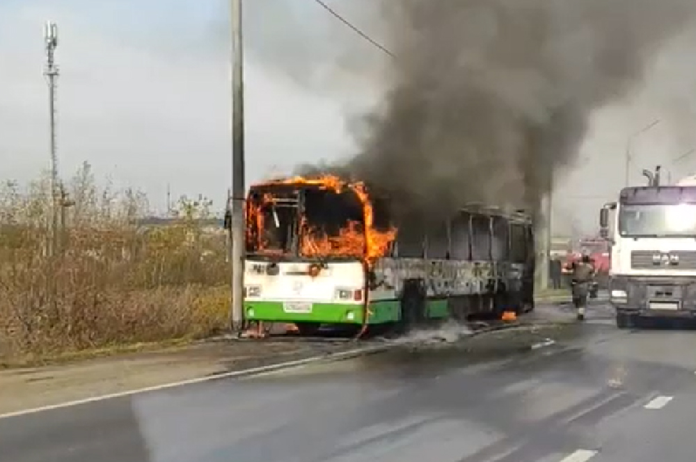 Водитель и кондуктор выскочили из огня: в Ярославле на дороге загорелся автобус. Видео