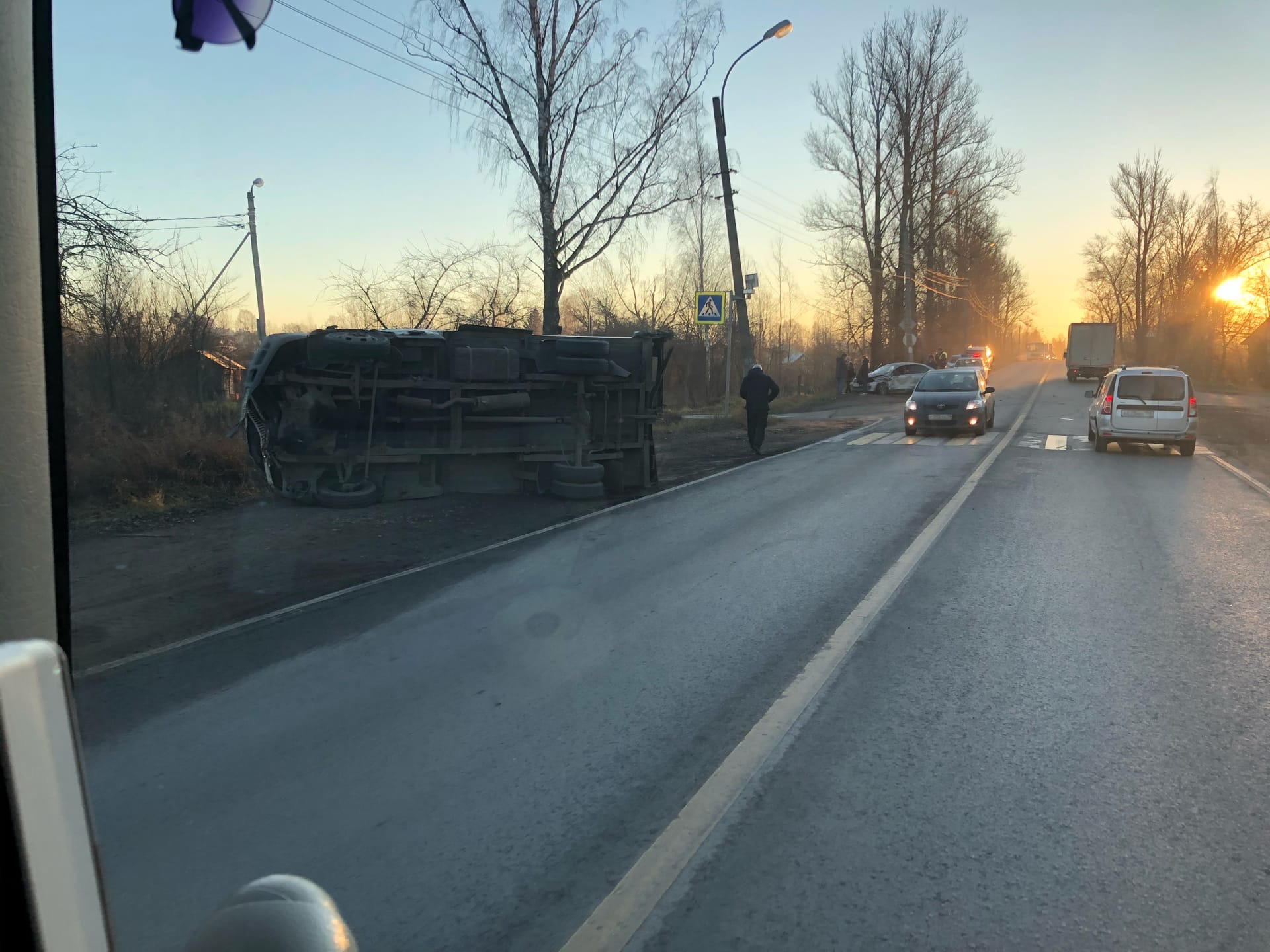 Внедорожник уронил встречную «ГАЗель» на ехавшую за ним машину на Петрозаводском шоссе. ДТП попало на видео