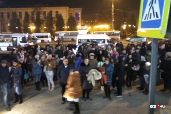 Посетителей вывели на улицу Посетителей вывели на улицу 