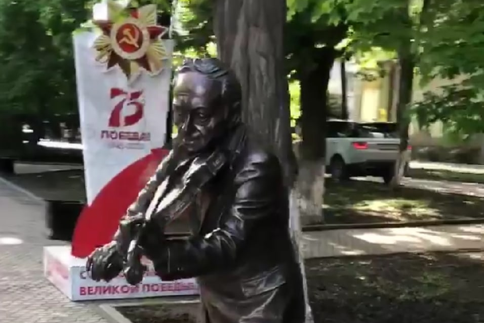 В Ростове памятник скрипачу Моне вернулся на Пушкинскую