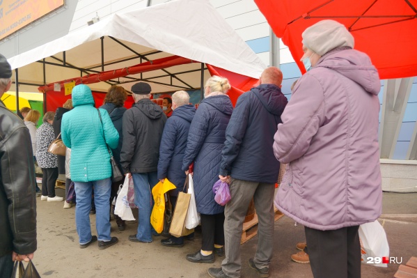 В прошлый раз не все покупатели ходили по ярмарке в масках. Посмотрим, как будет в этом году В прошлый раз не все покупатели ходили по ярмарке в масках. Посмотрим, как будет в этом году