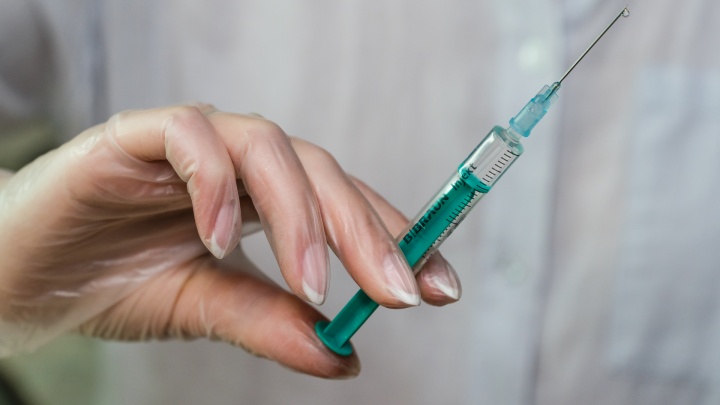 В Пермь поступила вакцина «ЭпиВакКорона». Скоро жителей начнут ей прививать