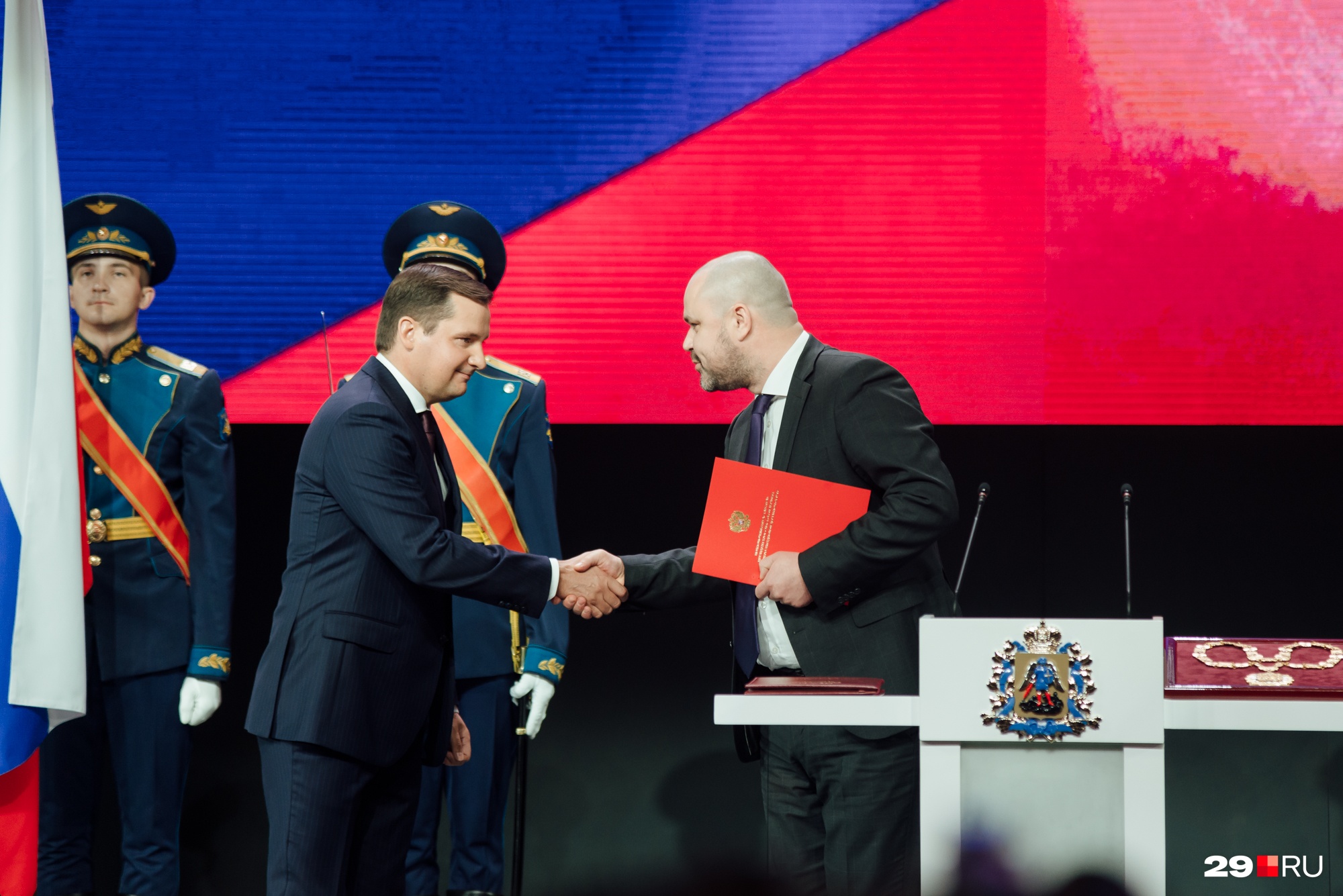 Первое рукопожатие и поздравление после официального вступления в должность Первое рукопожатие и поздравление после официального вступления в должность